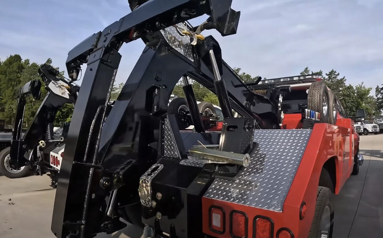 Emergency towing service with professional tow truck in Norwalk, CA